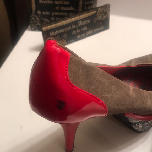 Snake print, red and grayish brown platform - Picture 3 of 4